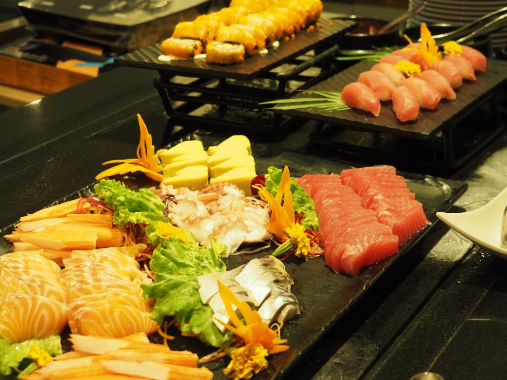バンコクのホテルビュッフェ「レインツリーカフェ」の刺身・寿司コーナー